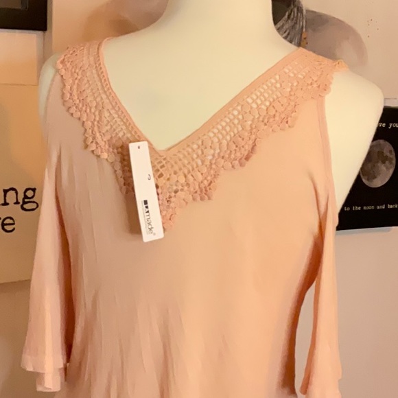 🚨SOLD🚨NWT LA MADE COLD SHOULDER TOP - Picture 3 of 4